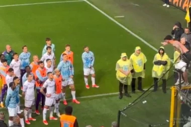 PALA BUKVICA U ITALIJI! Navijači POSTROJILI fudbalere! Među njima i reprezentativac Srbije! (VIDEO)