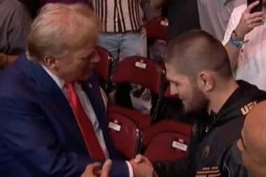 "ZNAM DA ĆETE VI ZAUSTAVITI RAT!": Slavni MMA borac prišao Donaldu Trampu sa ovom rečenicom, a evo šta mu je on ODGOVORIO (VIDEO)