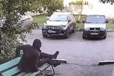 KAMERA SNIMILA JEZIVU SCENU: Muškarac pao sa zgrade, a onda se dogodilo OVO! (VIDEO)