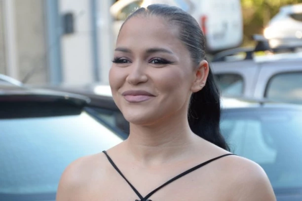 SLAVLJE U DOMU ALEKSANDRE MLADENOVIĆ: Osvanule RADOSNE vesti na pevačicinom Instagramu - pljušte čestitke! (FOTO)