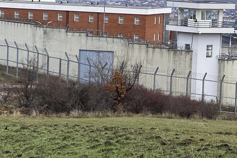 UBIJEN MUŠKARAC IZ ALBANIJE, RANJEN ROBIJAŠ SA TZV. KOSOVA: Isplivali detalji krvave drame u zatvoru, sve počelo zboj JEDNE stvari