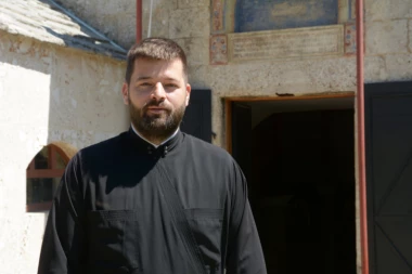 DUŠKO KOJIĆ, STAREŠINA HRAMA U MOSTARU: Srpska deca nemaju gde da uče svoj jezik, izađu nepismena iz škole