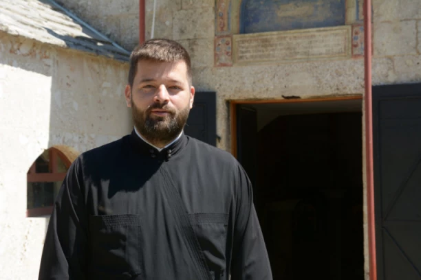 DUŠKO KOJIĆ, STAREŠINA HRAMA U MOSTARU: Srpska deca nemaju gde da uče svoj jezik, izađu nepismena iz škole