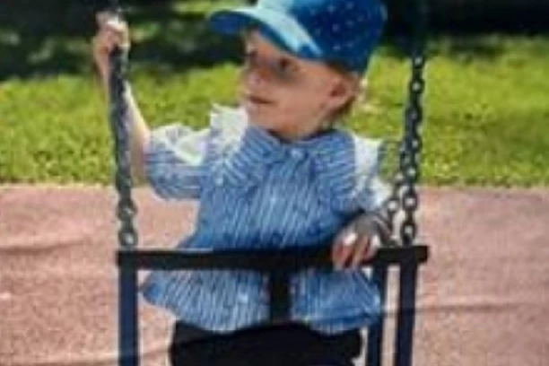 I NEBO JE DANAS PLAKALO ZA SOFIJOM: Beli sanduk i roze čizmice kraj njega ispratile na večni počinak devojčicu koju je ubila baba