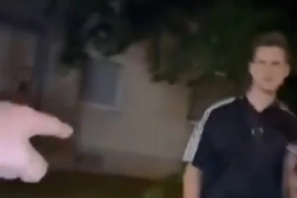 ZAMAHNUO JE SEČIVOM, POSEKAO GA, PA POČEO DA BEŽI! Objavljen užasan snimak napada na ranjenog političara (VIDEO)