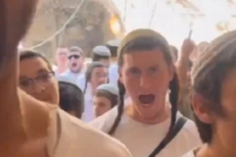 DESNIČARI UPALI U DŽAMIJU PRE "MARŠA ZASTAVE": Haos na licu mesta, i policija morala da interveniše (VIDEO)