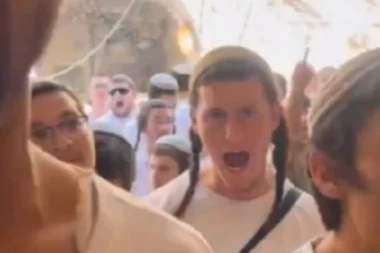 DESNIČARI UPALI U DŽAMIJU PRE "MARŠA ZASTAVE": Haos na licu mesta, i policija morala da interveniše (VIDEO)