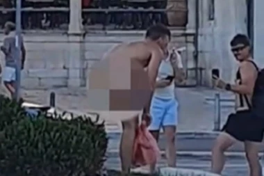 MUŠKARAC SE SKINUO "DO KRAJA", PA POZIRAO U CENTRU GRADA! Šokantni snimci zaprepastili sve na Balkanu (VIDEO)