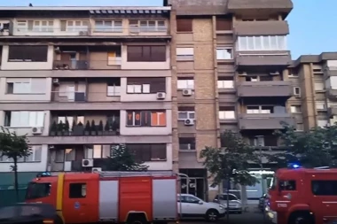 PRVI SNIMCI DRAME U CENTRU BEOGRADA! Muškarac se ZABARIKADIRAO u stan i preti samoubistvom! (FOTO/VIDEO)