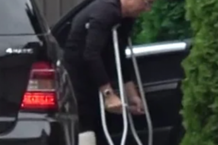 Saša Popović na štakama