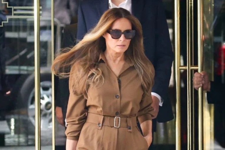 U PROGRAMU UŽIVO PUSTILI SLIKE GOLE MELANIJE, SVET ZANEMEO OD PRIZORA: Ruski voditelji prasnuli u smeh, pa se jedva suzdržavali da ne prekinu program! (FOTO)