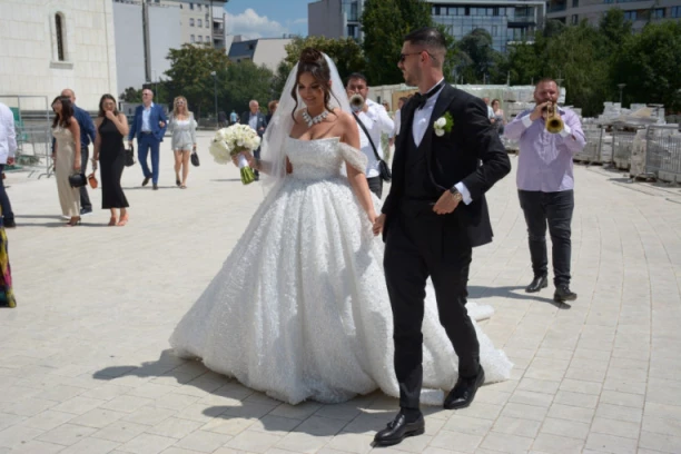 UDAJE SE NAŠA PEVAČICA! Naparavila LOM ispred Hrama sa mužem fudbalerom, svi gledaju samo u njih (FOTO)