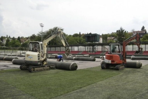 ZVEZDINI IGRAČI DOBIJAJU BOLJE USLOVE ZA RAD: Evo ODAKLE se finansira obnova terena na Marakani