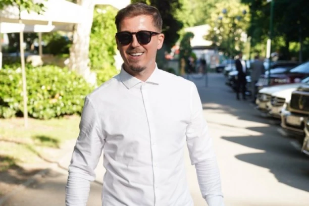 PODRŠKA U SVAKOM POGLEDU! Ovo je prelepa Jelena, supruga Milana Dinčića Dinče!