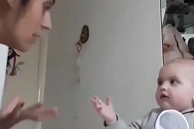 MAMA JE UBEĐIVALA BEBU DA JEDE, A DOBILA JE ŠOK ODGOVOR:  Nije uspela da je ubedi u svojoj zamisli, ali se nasmejala do suza