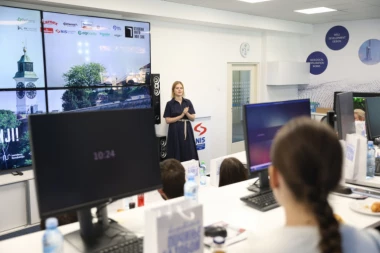 KOMPANIJA NIS DEO INICIJATIVE "OTVORENA VRATA" Đaci Tehničke škole "Pavle Savić" posetili Naučno-tehnološki centar NIS-a