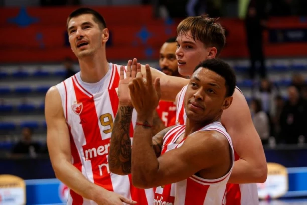 KO BI REKAO: Mitrović nasmejan stoji pored prelepe tetke - Evo o kome se radi