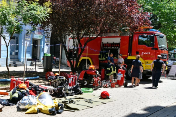 Povodom međunarodnog dana vatrogasaca kompanija NIS organizovala izložbu i druženje dece sa vatrogasnom jedinicom