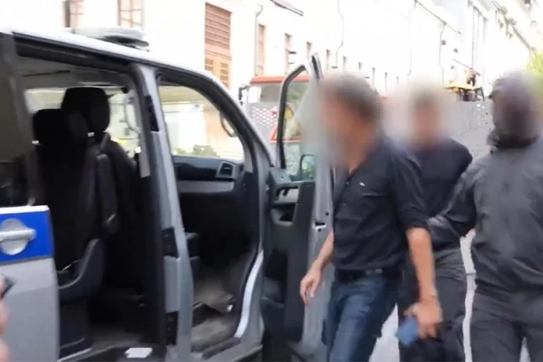 TINEJDŽER PRIZNAO DA JE UBIO UČENIKA! Nosio masku u školi! Ranio još troje dece, a onda se ODSEKAO OD STRAHA kad je video policiju