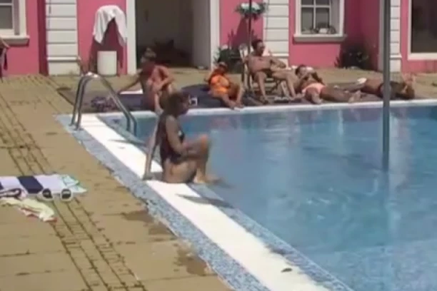 TRUDNA ANELI POKAZALA STOMAK! Skinula se pred kamerama, evo kako IZGLEDA nakon vesti da čeka bebu (FOTO)