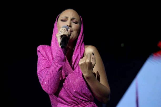 PRIJU U ZADRU DOČEKAO ŠOK: Hitno morala da ZAUSTAVI koncert, publika joj odmah SVE stavila do znanja (FOTO)