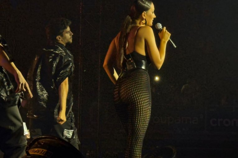 Aleksandra Prijović pokazala izvajanu zadnjicu na koncertu u Zadru