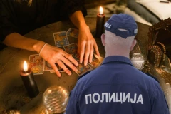 TRI VIDOVNJAKINJE UZELE NOVAC DEVOJCI DA JOJ VRATE DEČKA! Ucenjivale je kasnije intimnim fotografijama!