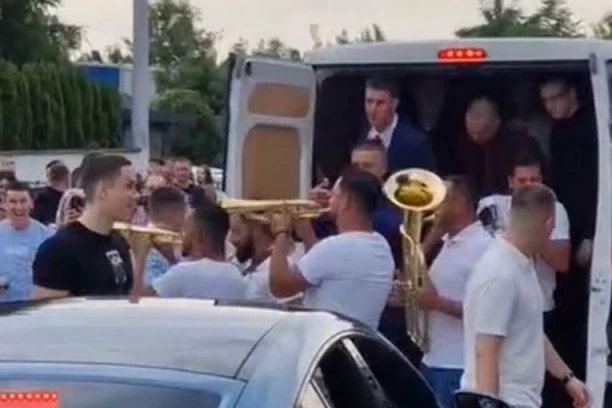 SRBI OVE GODINE OD MATURE NAPRAVILI CIRKUS! Kamioni, trubači, šleperi, JEDAN GRAD SE POSEBNO IZDVOJIO KOSTIMIMA - ŠOK!