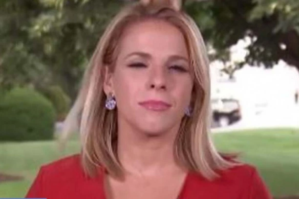 REPORTERKA NAPADNUTA S LEĐA TOKOM IZVEŠTAVANJA UŽIVO! Kamera zabeležila trenutak, malo je falilo OVO da se dogodi (VIDEO)