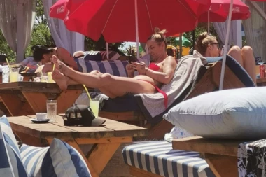 GOLA MILICA DABOVIĆ BLOKIRALA ADU, PROLAZNICI PRISUSTVOVALI VRELIM SCENAMA: Skinula se, pa započela sopstveni "šou!" (PAPARACO)