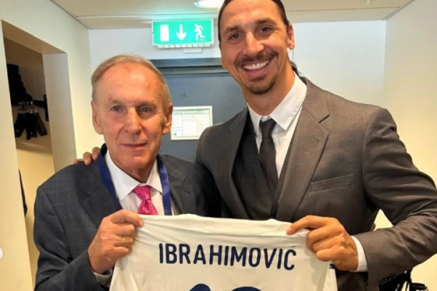 ČELNICI FSS URUČILI ZLATANU POKLONE NA OPROŠTAJU: Ibra dobio desetku od Džajića (FOTO)