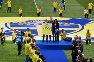 IBRAHIMOVIĆ SE OPROSTIO OD FUDBALA POSLE UTAKMICE SA SRBIJOM: Emotivne scene na terenu u Stokholmu (FOTO+VIDEO)