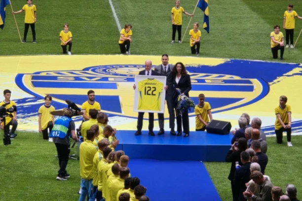 IBRAHIMOVIĆ SE OPROSTIO OD FUDBALA POSLE UTAKMICE SA SRBIJOM: Emotivne scene na terenu u Stokholmu (FOTO+VIDEO)