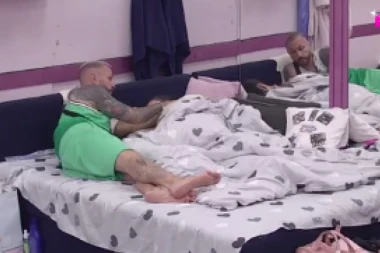 DAVI JE KAO ZMIJA ŽABU! Miona ne može da izbaci Ša iz kreveta, reper stegao i ne pušta!