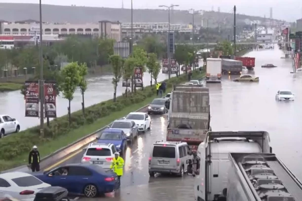 GLAVNI GRAD POD VODOM, OPŠTI KOLAPS! Potopljeni podzemni prolazi, izvršena HITNA akcija spasavanja zarobljenih! (VIDEO)