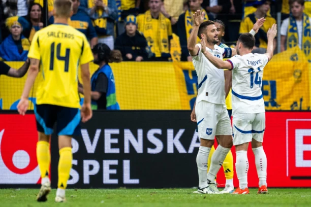 TADIĆ I SAIGRAČI SLAVILI POBEDU SA NAVIJAČIMA SRBIJE: Pogledajte izvajano telo kapitena (VIDEO)