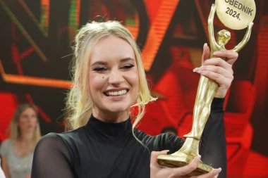 EVO ŠTA RADI ŠEJLA NAKON POBEDE U ZVEZDAMA GRANDA: Pevačica uhvaćena na DELU, skinula se za kamere! (FOTO)