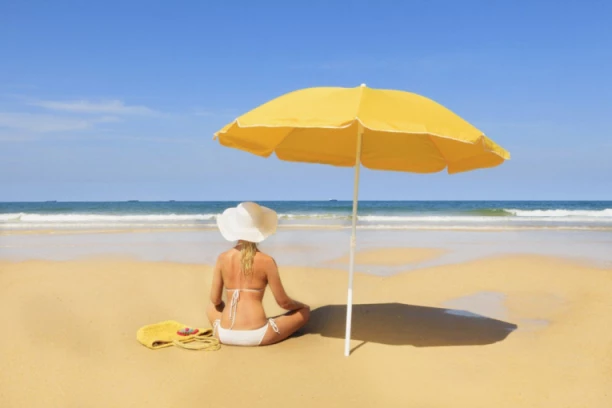 SRPSKI TURISTI OPREZ! POLICIJA KRENULA DA ODUZIMA SUNCOBRANE, LEŽALJKE I PEŠKIRE NA PLAŽAMA: Ako želite da povratite ove stvari PLAĆA SE PAPRENO