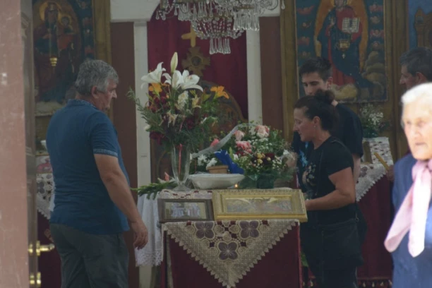 SIN ZOKIJA ŠUMADINCA JECA NAD OČEVIM SANDUKOM: Jedva stoji na nogama, porodica ga ne ispušta iz vida! (VIDEO)