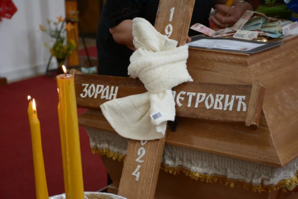 POČELO OPELO ZOKIJU ŠUMADINCU: Neutešna porodica i prijatelji LIJU SUZE, dok sveštenik čita MOLITVU (VIDEO)