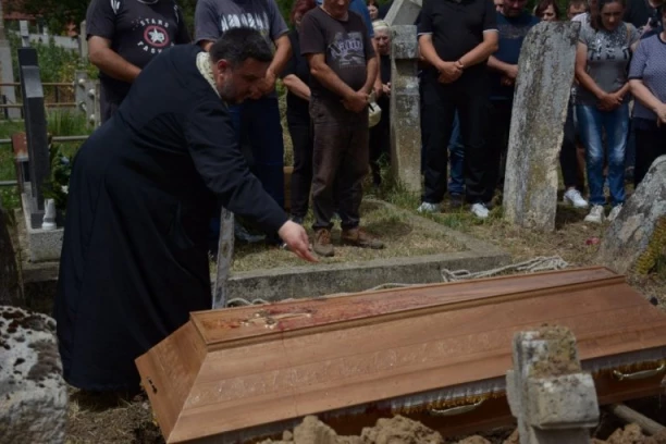 SCENE SA GROBLJA TERAJU SUZE NA OČI! Godinu dana od smrti Zokija Šumadinca - za sobom je ostavio VELIKU MISTERIJU! (GALERIJA)