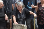 SAHRANJEN ZOKI ŠUMADINAC, MAJKA SE SRUŠILA NA GROB: Ispratila sina na večni počinak, pa zajecala na sav glas!