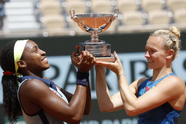 NAJVEĆI BAKSUZ ROLAN GAROSA! Italijanka izgubila i DRUGO finale! Amerikanka ispisala ISTORIJU!