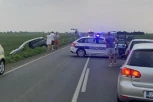 AUTOMOBIL SLETEO SA PUTA: Saobraćajka kod Bačkog Petrovca! (FOTO)