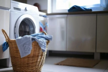 LEPTIRIĆ NA VEŠ MAŠINI ZBUNJUJE MNOGE: Evo šta predstavlja oznaka