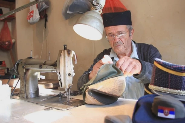 DEDA ĐORĐE IMA 90 GODINA I JOŠ KROJI, ŠTEPA I ŠIJE: Najtraženija šapku nosio Mišić, a nastavio Mladić! Njegove šajkače obišle su svet!