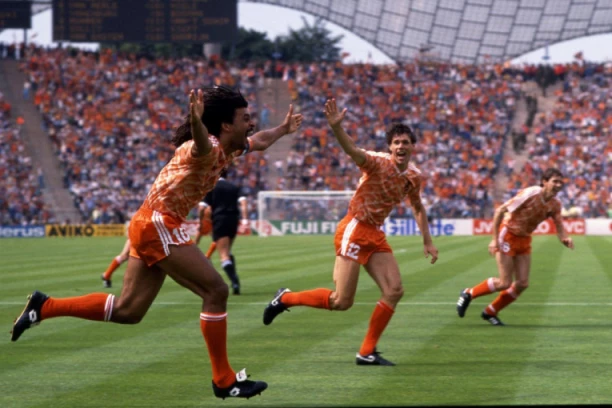 U SUSRET EVROPSKOM PRVENSTVU: Čuveni Holandski trio koji je pokorio Evropu i volej Van Bastena koji se i danas prepričava! (VIDEO)