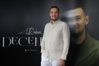 DEVOJKA LUPILA ŠAKOM O STO, PEVAČ ZBOG NJE MENJA ŽIVOT IZ KORENA: Nema od braka ništa, ovo im je prioritet! (VIDEO)