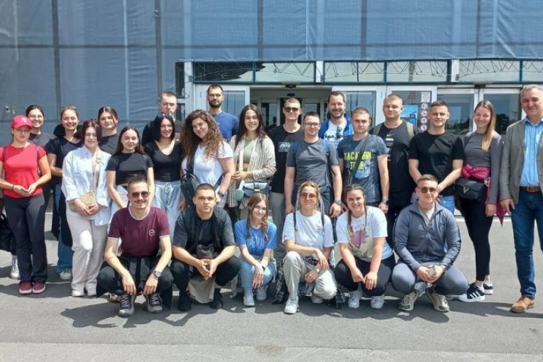 Studenti sa profesorom dr Milošem Zrnićem i rukovodiocem odseka Visoka hotelijerska škola, Akademija strukovnih studija, dr Sašom Mašićem