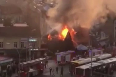 GORI KAFANA ŠINDRA! Evakuisani gosti piju piće na ulici!